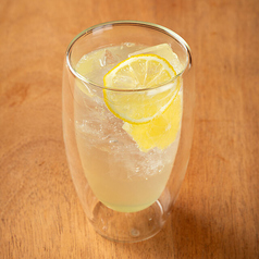 爽やかな香りが広がる「自家製レモネード」がおすすめ