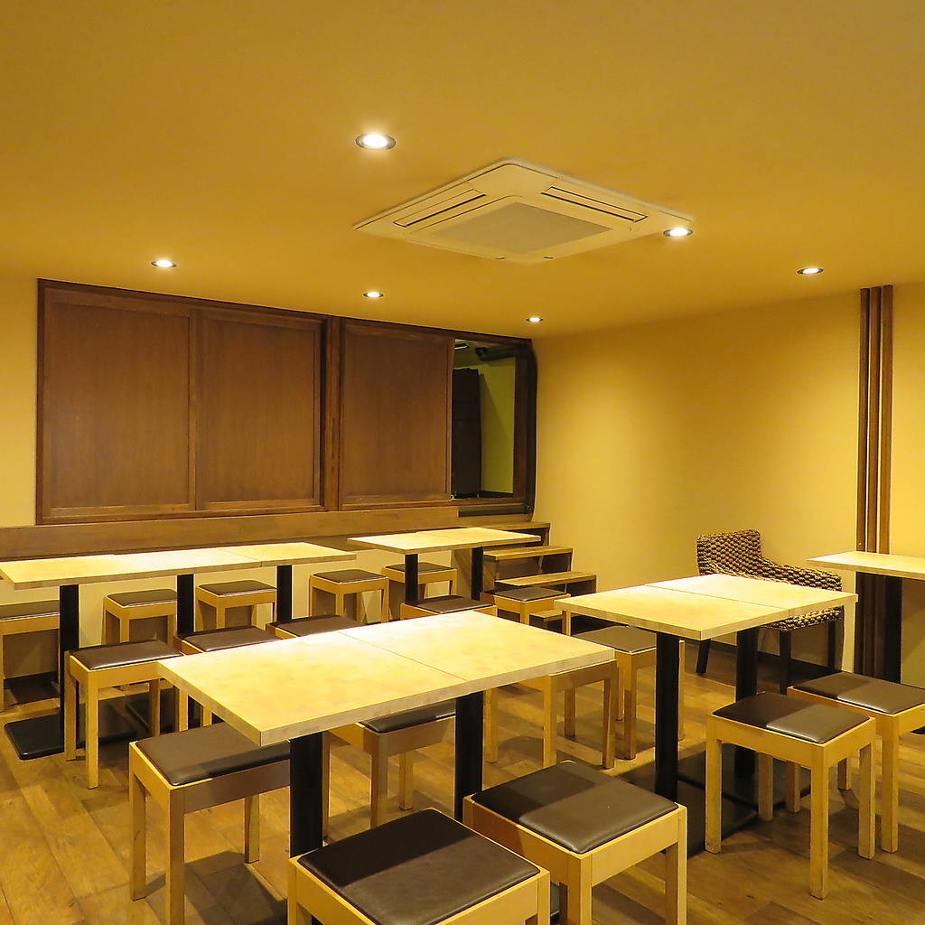 2階のテーブル席と座敷はそれぞれ貸切も可能です。12名様～60名様程度までお席のご用意ができます。