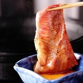 「鹿児島黒牛」は、2022年に鹿児島県で開催された「全国和牛能力共進会」にて、全9部門中6部門で1位を獲得&内閣総理大臣賞を受賞したブランド牛です。脂身の甘さと赤身の旨味が絶妙なバランスを生み出すお肉はしゃぶしゃぶにも最適◎鹿児島から直接仕入れる自慢の「鹿児島黒牛」をご満喫ください!