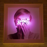 アートとピンクネオンのコラボレーション。今までにない空間を演出してくれます。