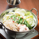 大鍋で20時間以上煮出したコラーゲンを含んだ鶏ガラ白湯スープがベースのもつ鍋です。