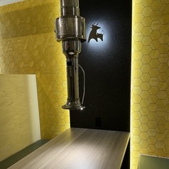 【2F 個室テーブル席☆2名様~6名様】2名様~6名様までの個室テーブル席をご用意しております。こちらの席では、プライベートな空間でおくつろぎいただけます。仕事のお仲間、ご友人同士などで楽しい食事をお楽しみください。