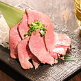 真空低温調理【牛タン刺し】は当店一番人気！普段では中々味わえない食感と、肉本来の美味しさを是非ご堪能ください。(本八幡/居酒屋/個室/飲み放題/喫煙可能/デート/誕生日/記念日/牛タン/女子会/宴会/肉/焼き鳥/鶏/歓送迎会)
