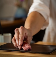 シャリはこだわりの赤酢シャリを使用