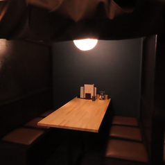 当店は、最大6名様までご利用いただける半個室を完備しています。広々としたスペースで、周囲の目を気にせず、ゆったりとした時間をお過ごしいただけます。落ち着いた和モダンな雰囲気まとめられたこの空間は、静かに語らう場としてもぴったりです。様々なシチュエーションに対応可能。心地よいひとときを提供する場所です