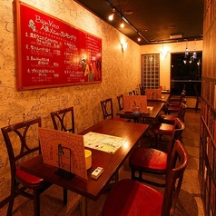 【2F】4名×4卓、6名×1卓♪木の温もりを感じるテーブル席は、食事をゆっくり楽しみたい方にぴったり。料理を囲みながら会話を楽しめる落ち着いた雰囲気で、デートやお仕事帰りの食事にも最適。リラックスして過ごせる癒しの空間です。