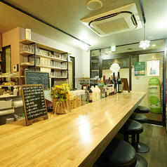 おしゃれな店内は店主が壁の色からこだわった空間。カウンターとテーブルなシンプルなつくりは1人でもふらっと入りやすくなっております。店主がタップからビールを注ぐライブ感を楽しみながらお気に入りの1杯を見つけてみてはいかがでしょうか?