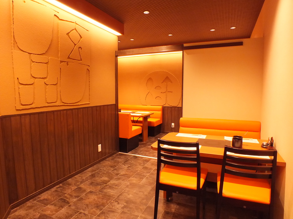 落ち着いた和空間。ソファー席は、ゆったりとお寛ぎいただけます。