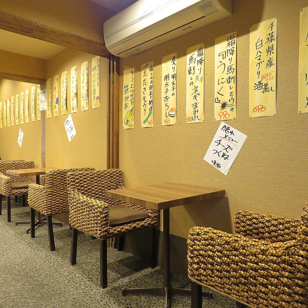 お一人様や、気軽なお食事や飲み会でも気軽にお立ちよりいただけるテーブル席。ランチ利用も大歓迎♪