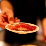 職人の腕が光る、本格寿司が味わえます。旬の食材を使用した原始焼きやお寿司はデートやご宴会に。