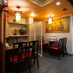 温かな照明と異国情緒漂う装飾が彩る店内。落ち着いた雰囲気の中で、老舗の本格中華を心ゆくまで堪能。