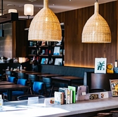 【Wi-Fi・コンセント完備】店内ではWi-Fiとコンセントをご利用いただけます。読書やカフェタイムはもちろん、ワークスペースとしても快適にお過ごしいただけます。