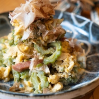 定番ゴーヤチャンプルから自慢の唐揚げまで！多彩な料理
