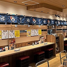 おひとり様や少人数でのご利用に最適なカウンター席を8席ご用意しております。お仕事帰りのサク飲みや気軽なお食事にもピッタリの空間です。落ち着いた雰囲気の店内でこだわりの逸品を心ゆくまでお楽しみください。
