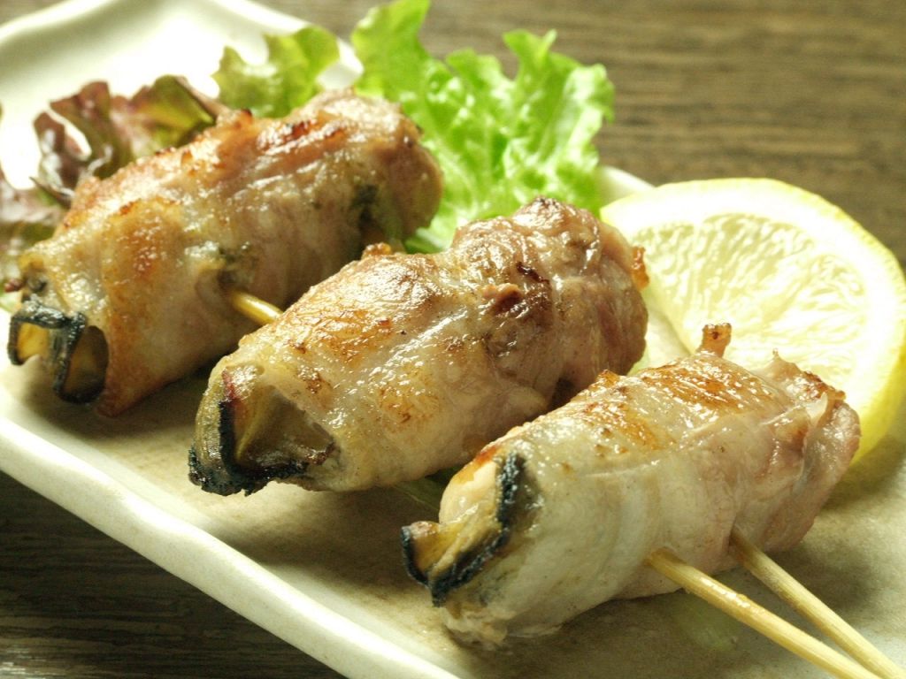 ―約200種類の豊富な粋おつまみが160円～―　　写真はカキを豚肉で巻いてみました！