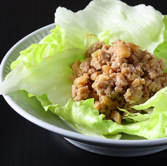 肉味噌とレタス