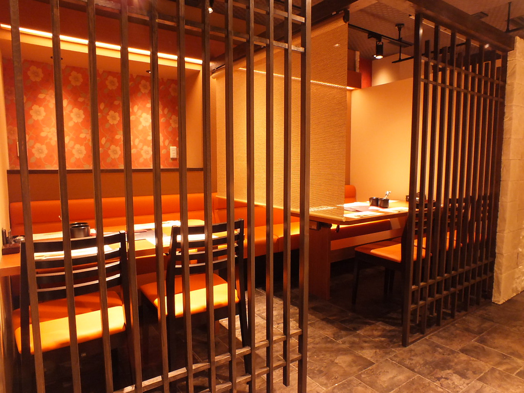 隣のお席と簾で仕切ることができるので、周りを気にせずお食事をお楽しみください！
