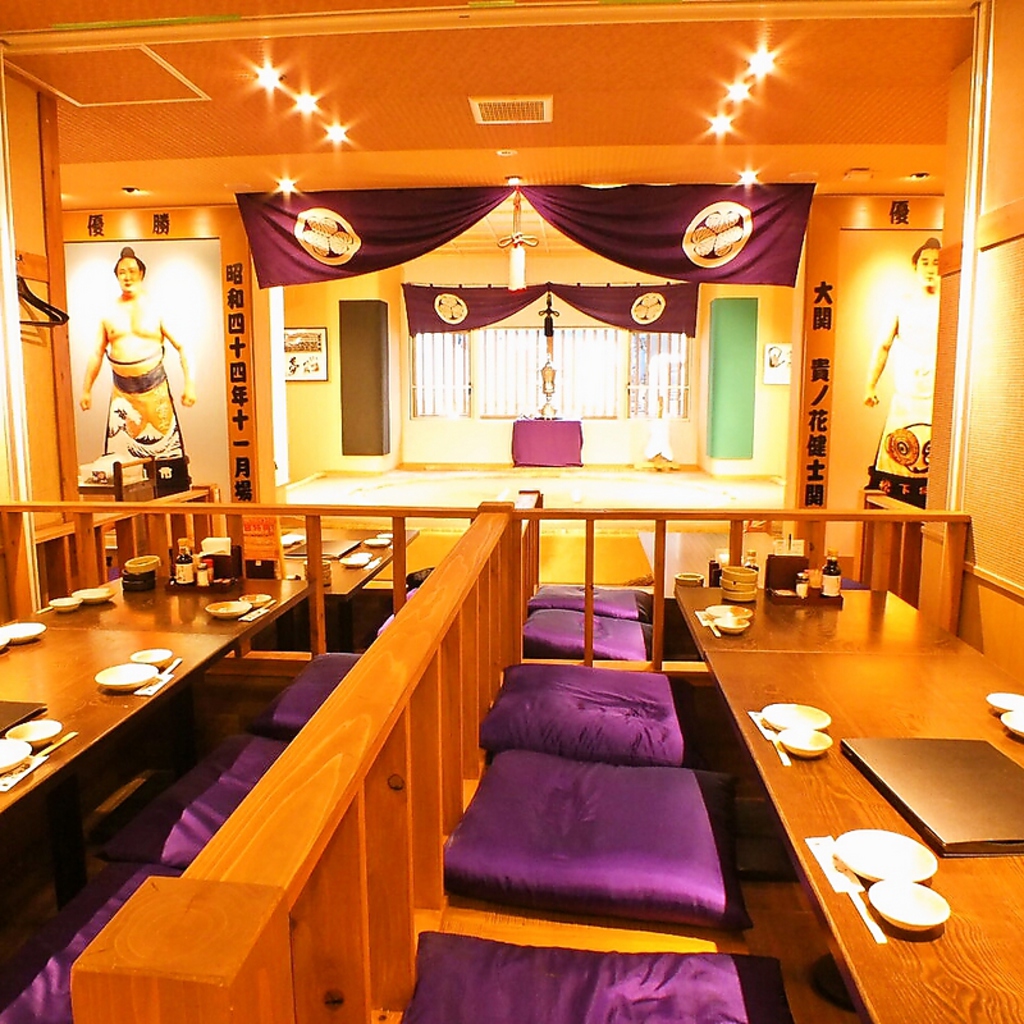 奥に進むと本物の土俵が。土俵を見下ろしながら[升席]で宴会♪土俵ではイベントも開催！