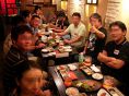 テーブルフロア貸切りは16～20名様、掘炬燵式半個室の貸し切りは7～11名様、店舗全貸し切りは23～30名様