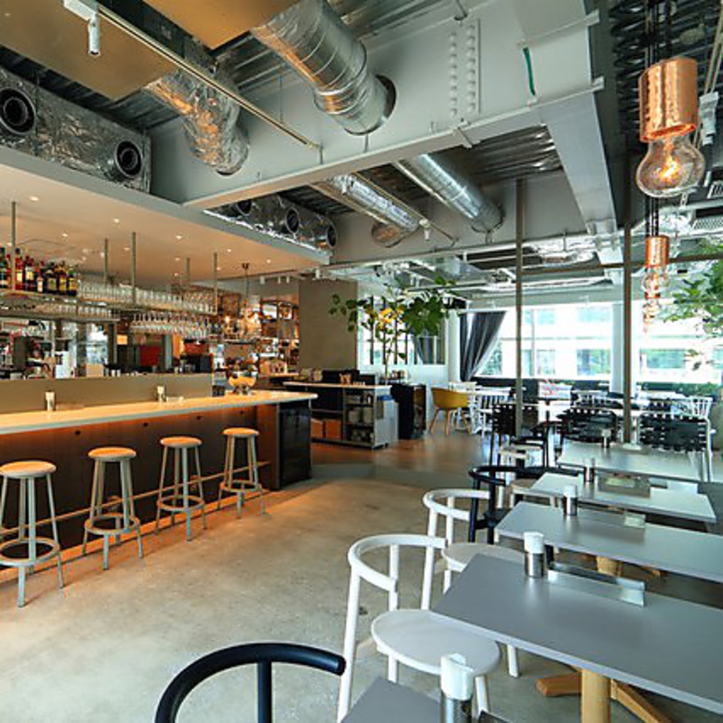 配管むき出しのデザインもかっこいい店内。インテリアとも調和しています。