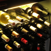 ワインセラーには様々な種類のワインのご用意があります。お好みやお値段などお気軽にお尋ねください。