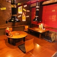 木をふんだんに使った店内は落ち着いた雰囲気。2名・4名・6名テーブルがあるお座敷席は各席が簾で仕切られた半個室なのでごゆっくり当店自慢の焼肉をお楽しみいただけます。席の仕切りは外すことも可能ですので、人数に合わせアレンジできますのでグループやご宴会利用もOKです！