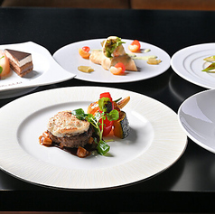 前菜からデザートまで五感で楽しむ独創的な料理の数々の写真