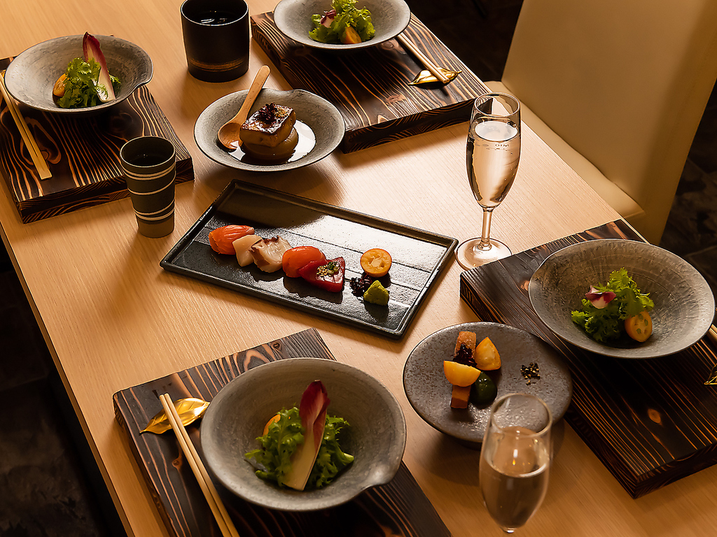 お料理は基本取り分けて。ゆったりと寛ぎながら愉しめる気配り。