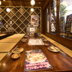 門前仲町木村屋の窓際のお席。昼宴会もご予約承っておりますので、お気軽にお問い合わせくださいませ。昼宴会なら飲み放題が3時間、おひとり様500円OFFと大変お得です！ランチ女子会・ママ会・懇親会などなど。門前仲町で宴会なら木村屋本店へ☆