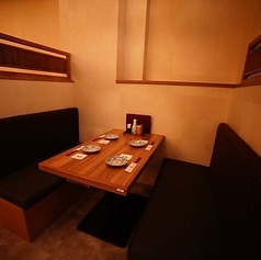 4名様までご利用可能なテーブル席は、仕事帰りの一杯や気の置けない仲間との食事にぴったり。広々とした空間で、お食事と会話を心ゆくまでお楽しみください。