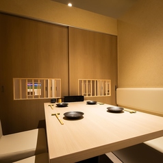 総席数<100席>の広々とした店内は、レイアウトも自由自在！2名様～団体様までご案内可能！貸切でのご予約も承っておりますので、お気軽にお問い合わせください。飲み放題付のお得なプランも多数ご用意しております。