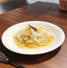 生パスタはもちもち食感と濃厚ソースが絡む至福の一皿！