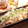 熱々の焼き鳥盛り合わせに、当店オリジナル仕込みのねぎみじんをふんだんに使った贅沢な逸品！(本八幡/居酒屋/個室/飲み放題/喫煙可能/デート/誕生日/記念日/牛タン/女子会/宴会/肉/焼き鳥/鶏/歓送迎会)