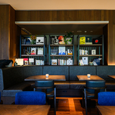 【店内には200冊以上の本をご用意◎】「BLUE BOOKS cafe OKINAWA」には、心を惹きつける200冊以上の本が揃っています。静かな空間で、お気に入りの一冊を手に取り、心ゆくまで読書に没頭できる特別な時間をお楽しみください。音楽と共に、知識の世界へ旅立つ瞬間を味わえます。