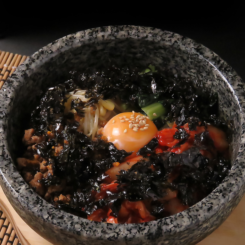 熱々の器でご飯と野菜、肉の旨みが絶妙に絡みます。石焼ビビンバと共に、心温まる美味しさをどうぞ。