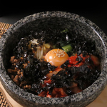 熱々の器でご飯と野菜、肉の旨みが絶妙に絡みます。石焼ビビンバと共に、心温まる美味しさをどうぞ。