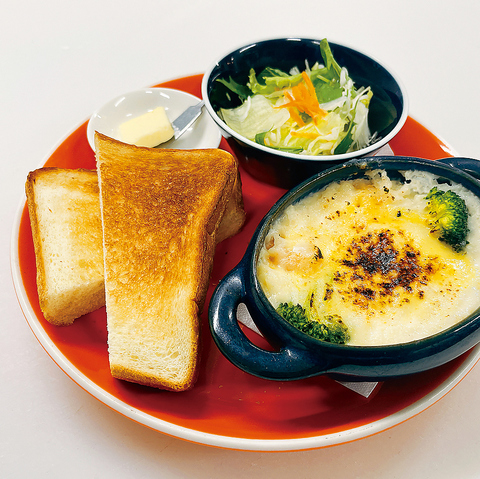 こだわりカフェメニュー！海老グラタンと高級トーストプレートの写真