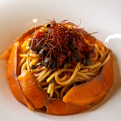 サーモンとオリーブのプッタネスカ