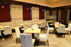 100席という広々とした店内は、ゆったりとした時間を提供します。特別な日にも最適な空間です☆