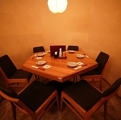 周りを気にせず寛げるテーブル席は6名様でご利用いただけます。個室のようにゆったりと過ごせるテーブル席は、親しいご友人との少人数での飲み会におすすめです。