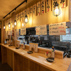 カウンターがございます。お一人様でも、デートでもシーンに問わられず様々な使い方が可能です。幅も広くとっている為ゆっくりとくつろいでいただけます。