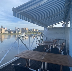 外テラス　雨風には弱いです。リバーサイドならではの絶景を楽しめます。犬同伴可能。