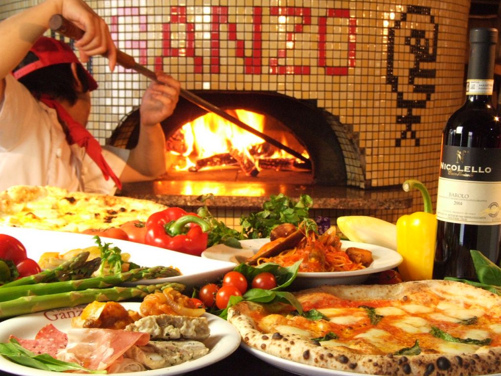 薪で火を焚き焼き上げるモチモチのナポリピッツァ！