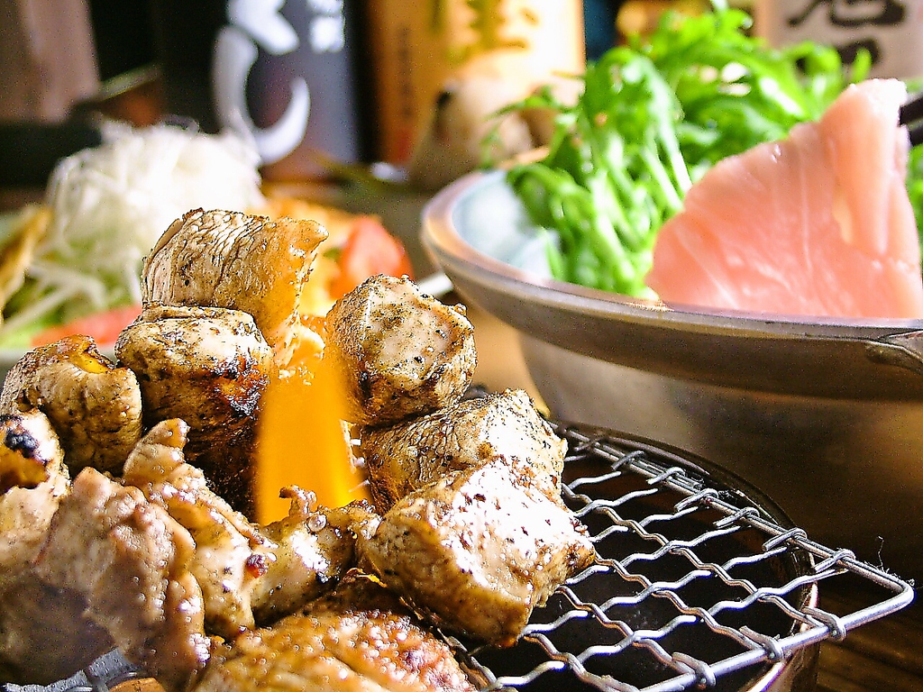 風味付けした宮崎の地頭鶏を炭火の炎と煙で包み上げ、豪快に焼き上げるいぶし家自慢の看板メニュー★