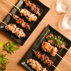 炭火でふっくらジューシーに！自慢の焼き鳥！