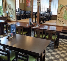 1～4名様でご利用頂けるテーブル席は7つございます。自由につなげる事が出r来ます。