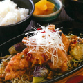 料理メニュー写真&nbsp;唐揚げとなすの鉄板油淋鶏定食