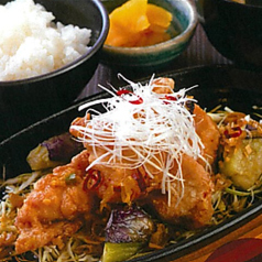 唐揚げとなすの鉄板油淋鶏定食
