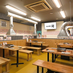 木目調の美しい店内は、ゆったり広々。6名掛けから2名掛けまで、多彩なシーンでご利用いただけます。