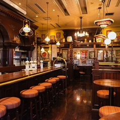 店内すぐカウンター席＆小テーブル席です。